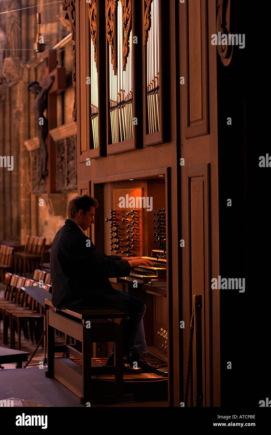 L'uomo la riproduzione di organo a canne presso la cattedrale di Santo Stefano (Stephansdom) di Vienna in Austria. Foto Stock