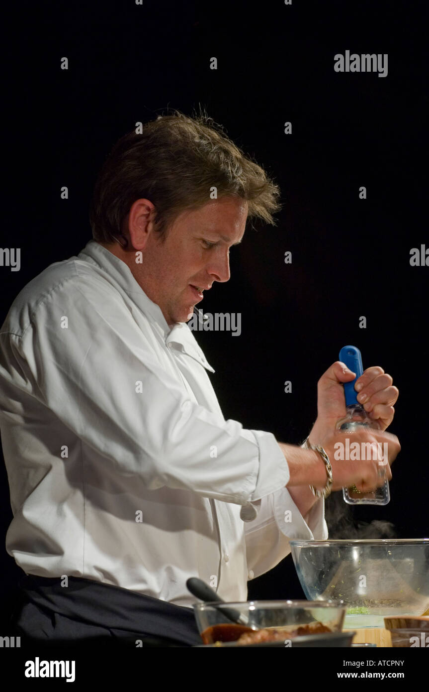 La BBC è pronto Steady Cook celebrity chef James Martin al lavoro in cucina Foto Stock