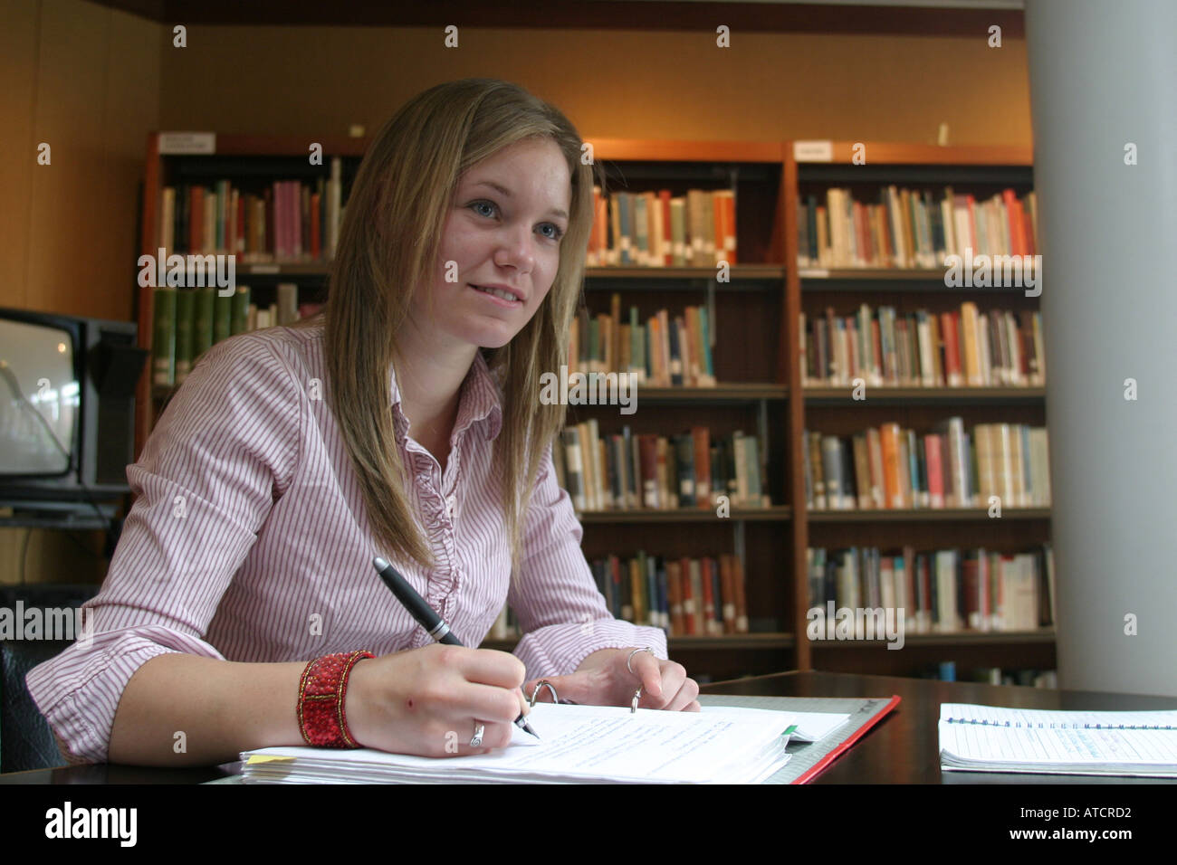 Femmina adolescente sei forma allievo studiare in biblioteca scolastica a scuola indipendente Foto Stock