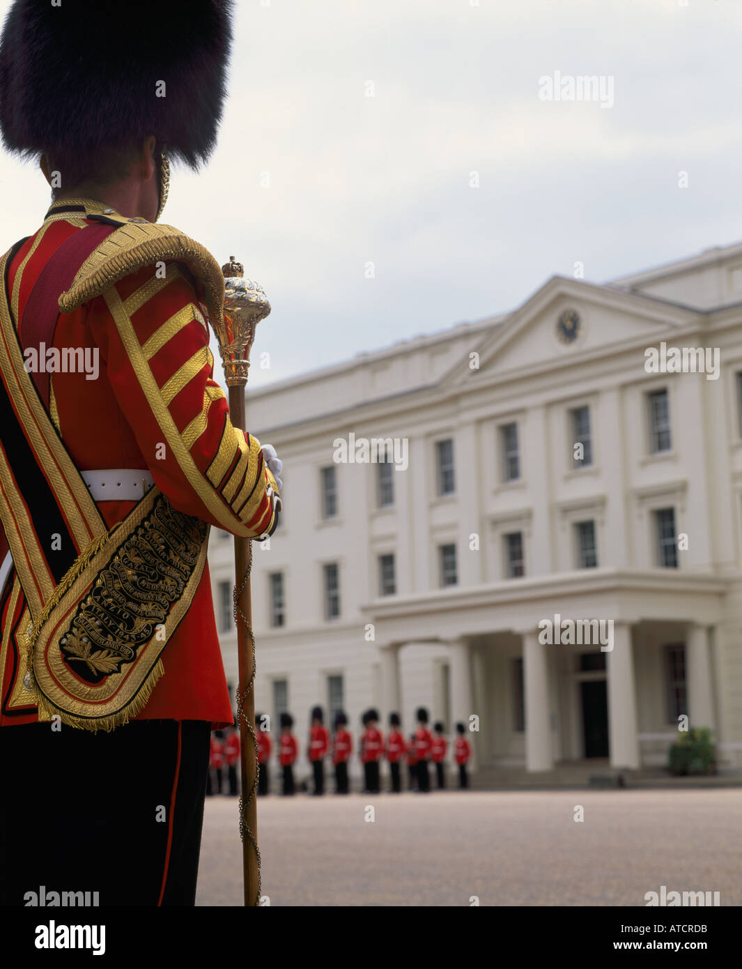 Queen's protezioni a Wellington caserma prima del cambio della guardia al di fuori Buckingham Palace London Regno Unito Foto Stock