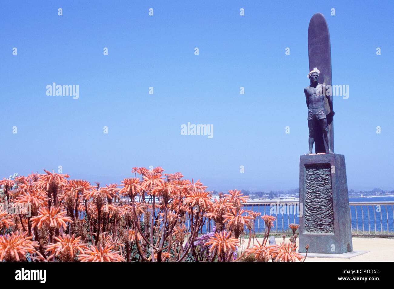 Un monumento a tutti i surfisti, sedersi appena al di sopra di piroscafi Lane, uno dei più popolari surf breaks di Santa Cruz, California, Stati Uniti d'America. Foto Stock