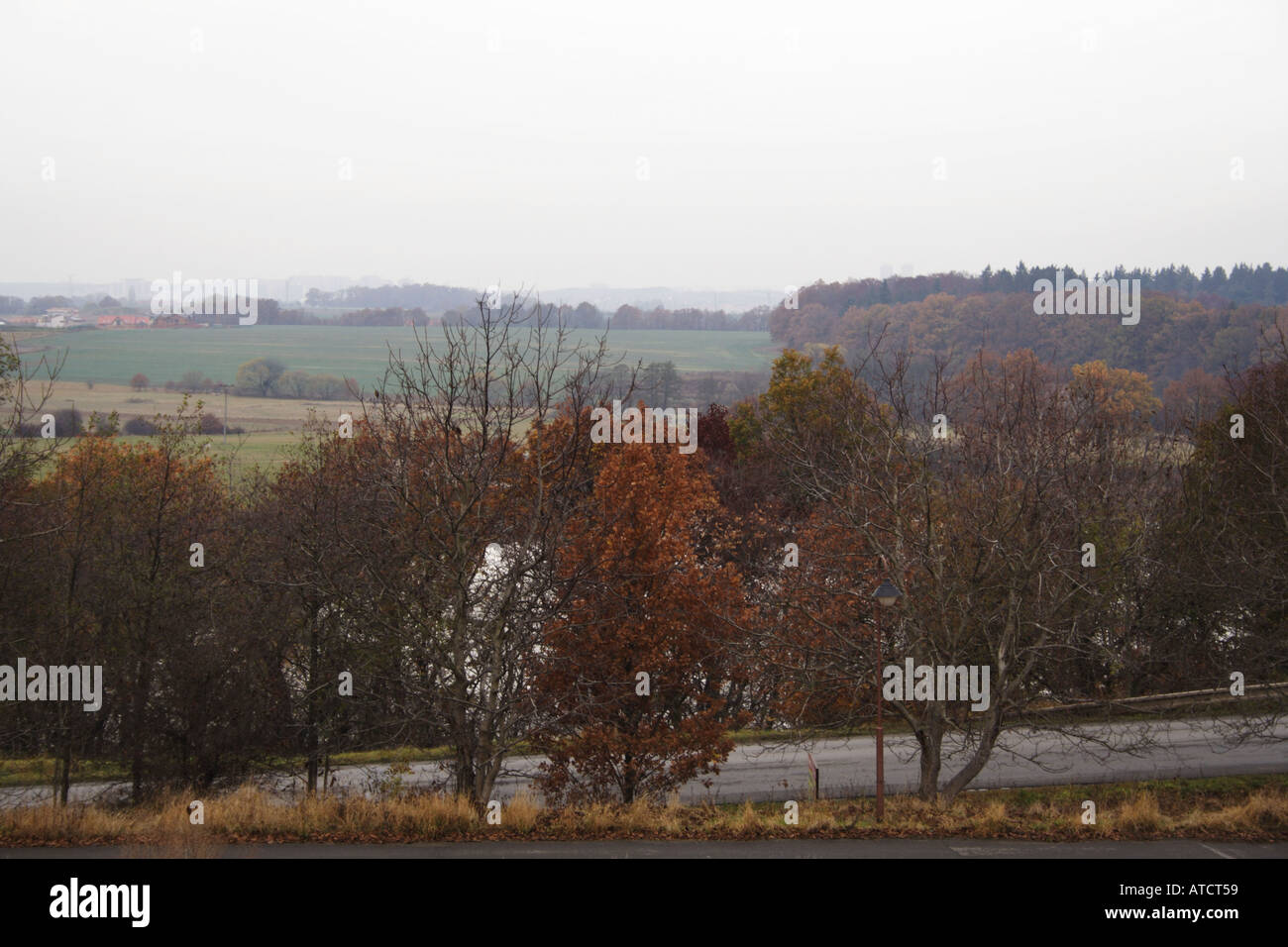 Un nebbioso pomeriggio nel villaggio Foto Stock