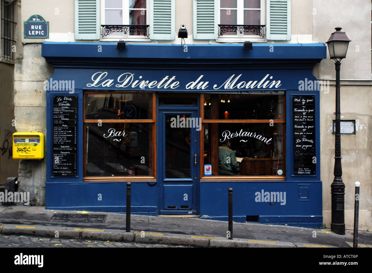 La parte esterna di un cafe bistro e nella zona di Montmartre di Parigi Francia Foto Stock