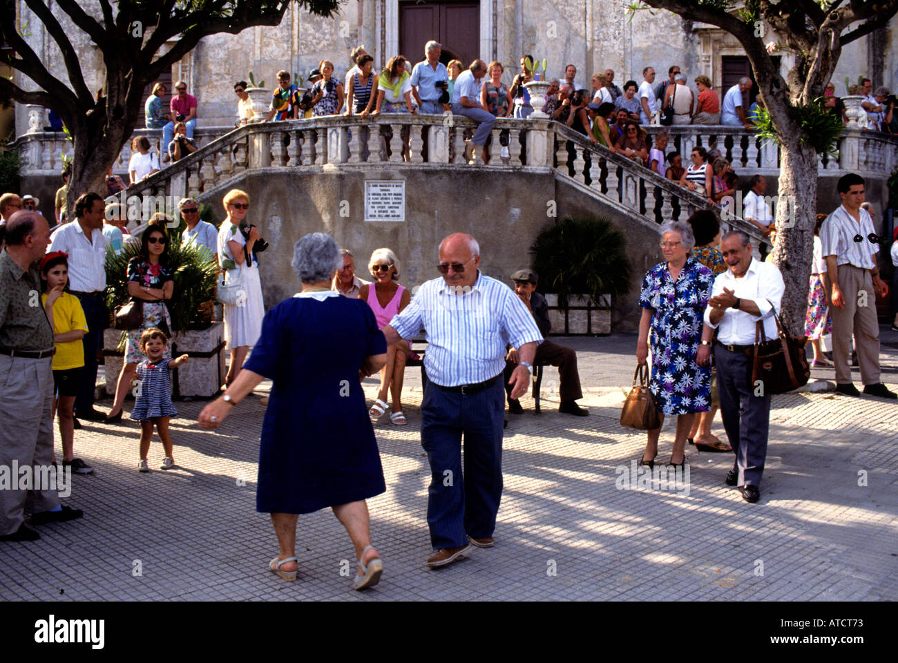 Taormina Sicilia Italia città medievale turistica scenic anziani ballare Foto Stock