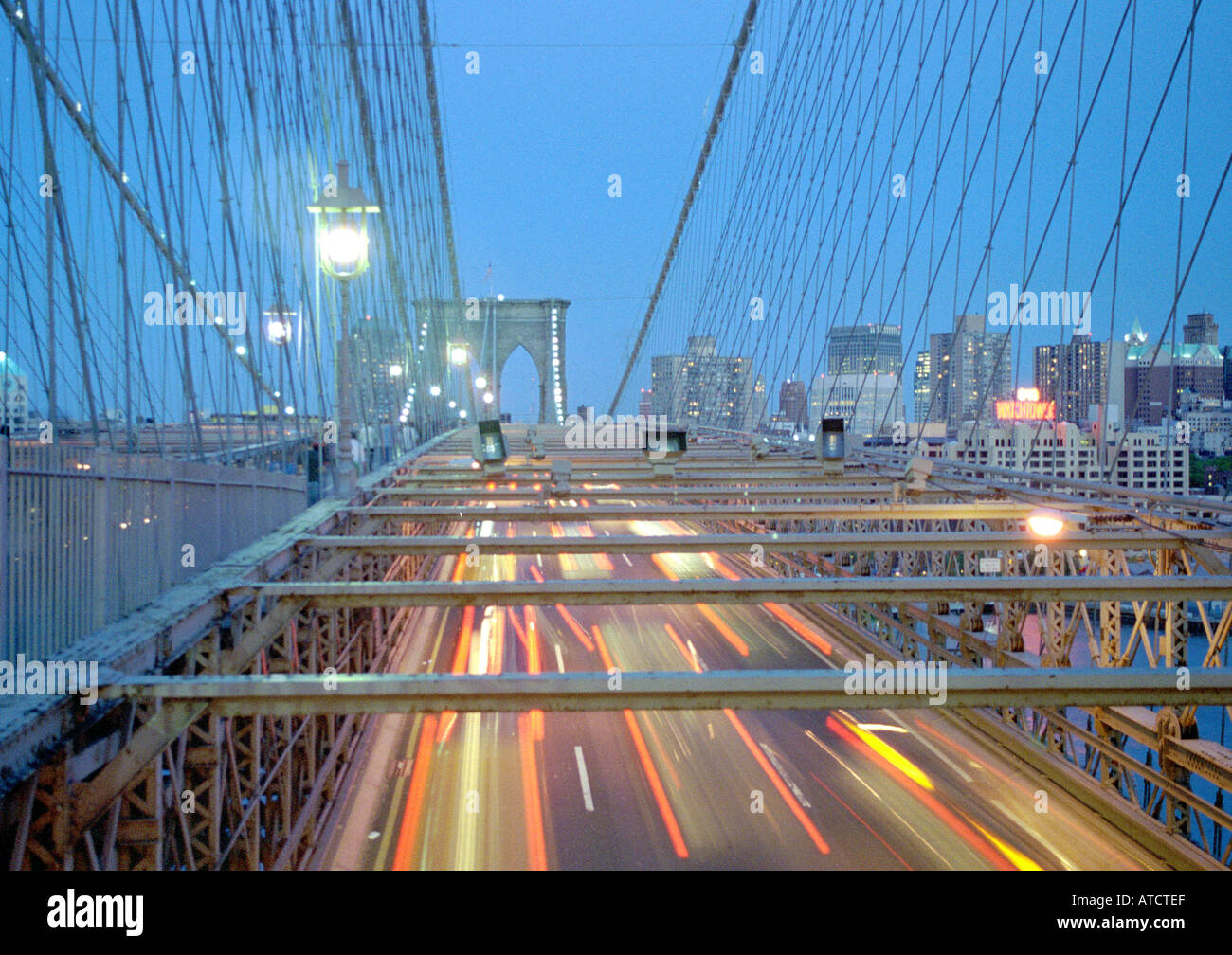 Ponte di Brooklyn sfocatura del traffico al crepuscolo, New York City, NY, STATI UNITI D'AMERICA Foto Stock