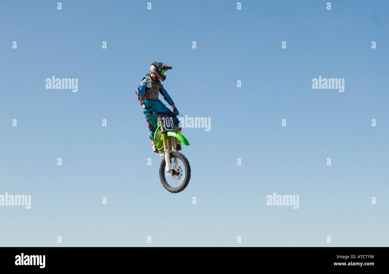 Dirt Bike motociclista jumping facendo un trucco alla pista di motocross Foto Stock