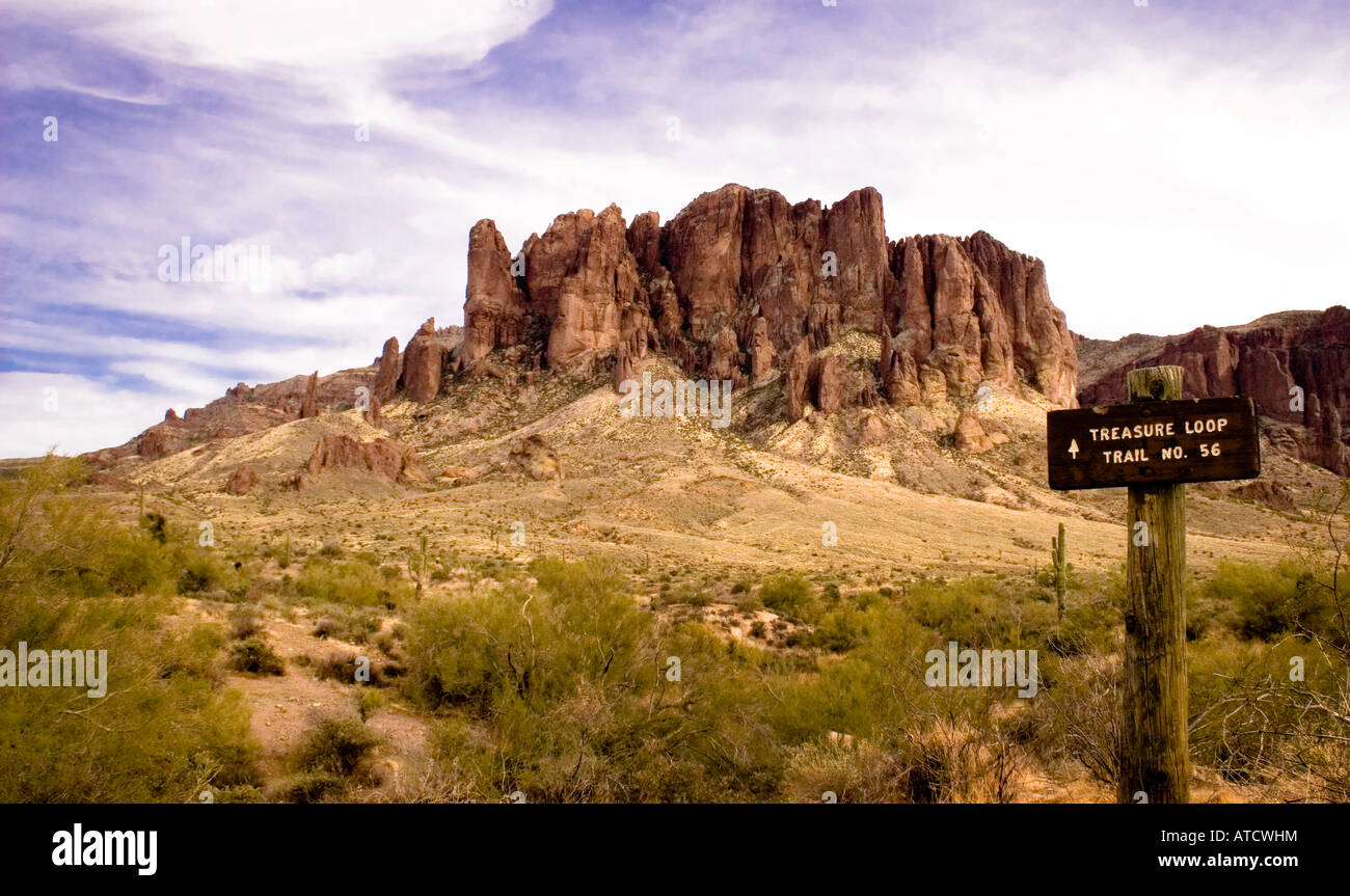 Segno posto per il Tesoro loop trail. La superstizione Montagne in Lost Dutchman State Park vicino a Mesa, Arizona. Foto Stock