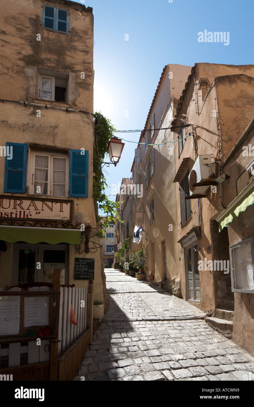 Strada stretta in Haute Ville (Città Vecchia), Bonifacio, Corsica, Francia Foto Stock