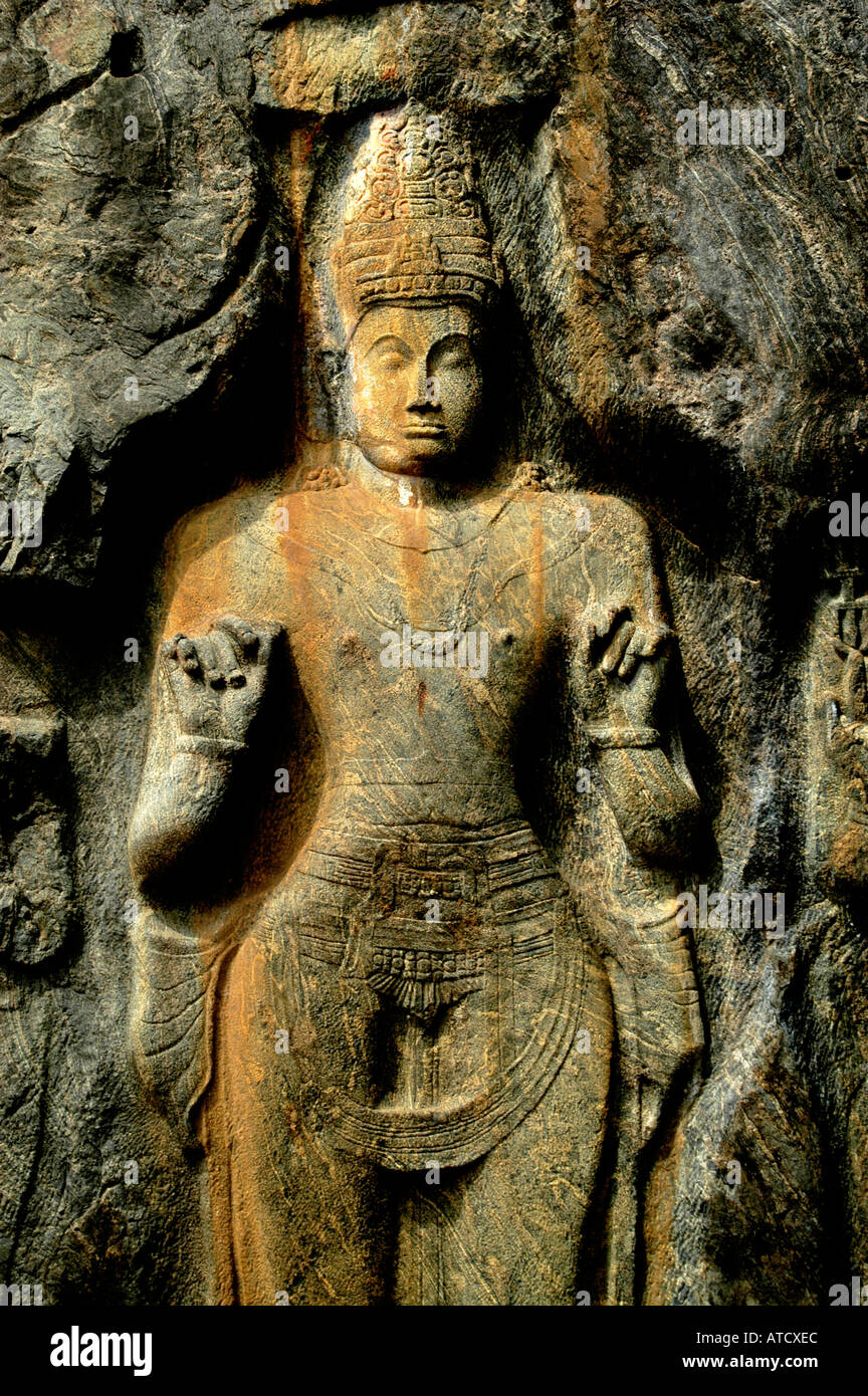 Sri Lanka Rock Buduruwagala sculture sette colossale figura scolpita in una parete di roccia sono generalmente datato al 9 cen Foto Stock