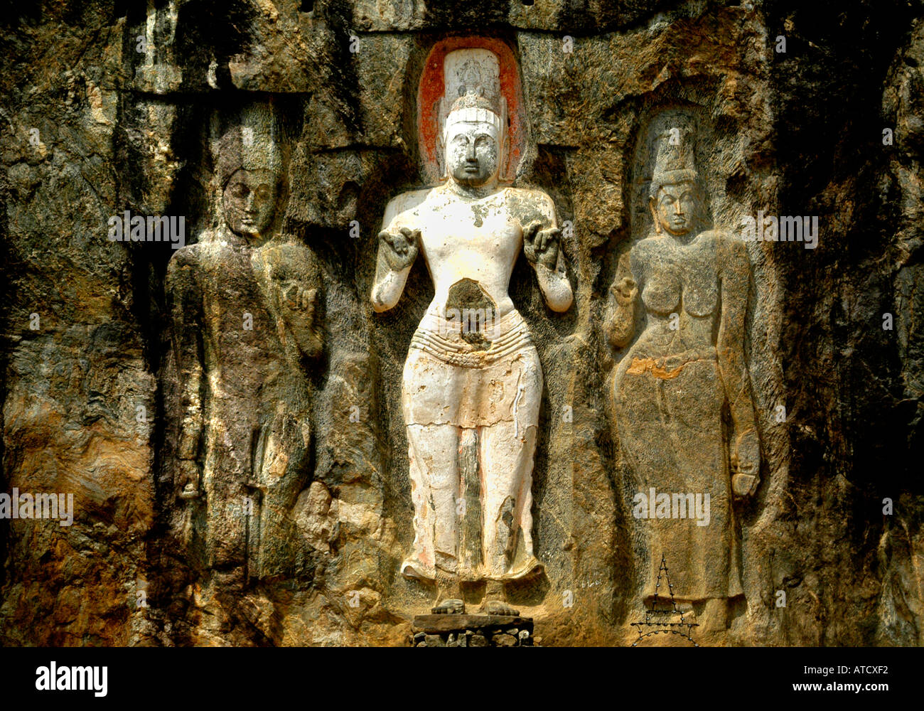 Sri Lanka Rock Buduruwagala sculture sette colossale figura scolpita in una parete di roccia sono generalmente datato al 9 cen Foto Stock