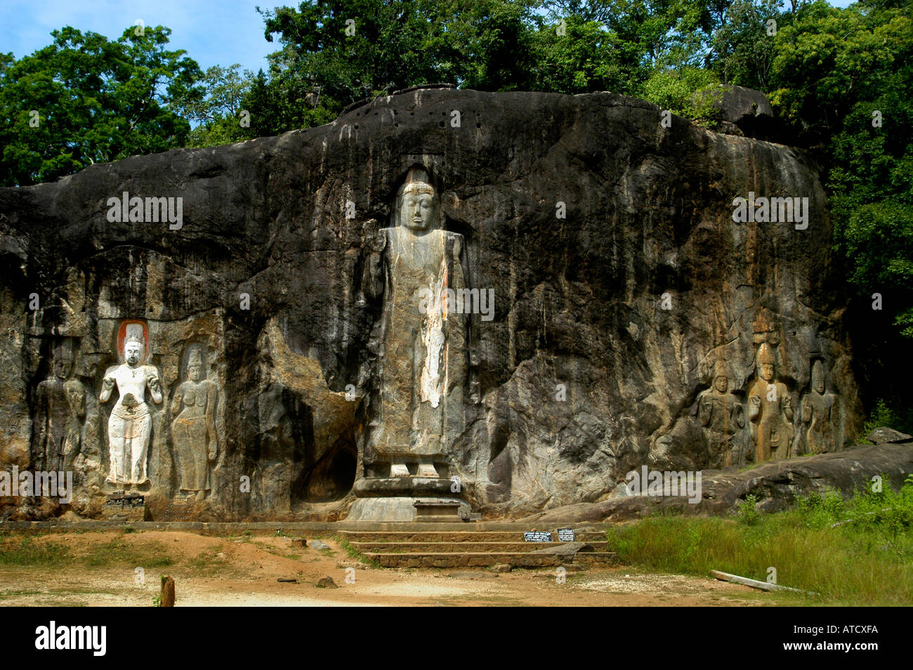 Sri Lanka Rock Buduruwagala sculture sette colossale figura scolpita in una parete di roccia sono generalmente datato al 9 cen Foto Stock