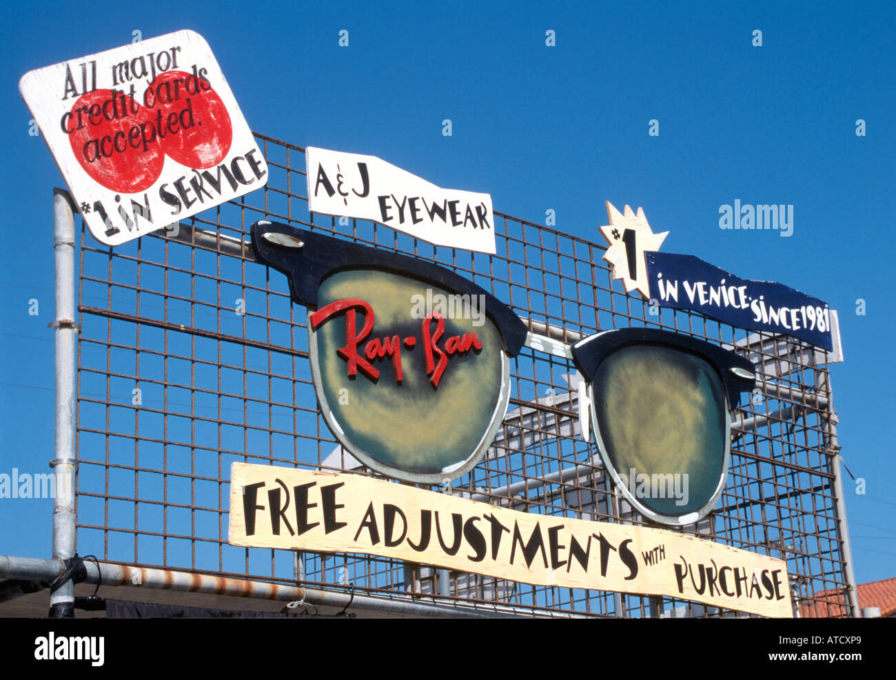 Segno per negozio di occhiali da sole, Venice Beach e Santa Monica, Los Angeles, California, Stati Uniti d'America Foto Stock