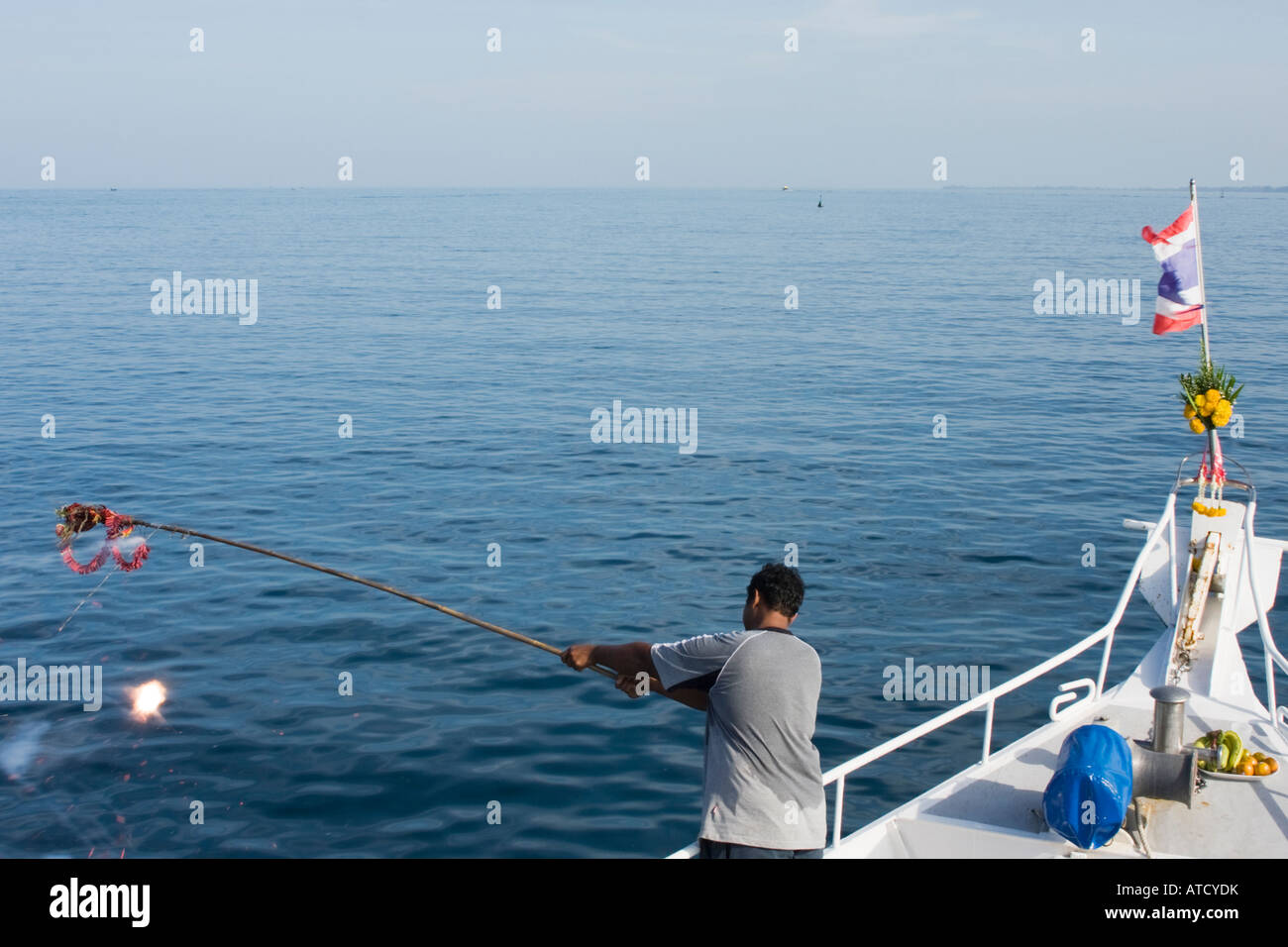 Cerimonia thailandese per uscire su un viaggio con una nave. Nella parte anteriore della barca il luogo santo, con fuochi d'artificio. Febbraio 5, 2008 Foto Stock