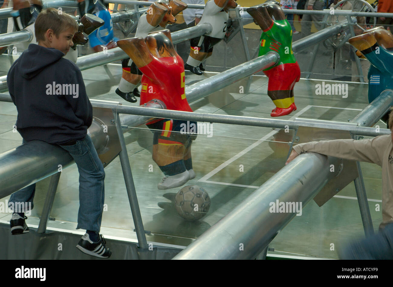 Un ragazzo a guardare una partita di calcio al tavolo di grandi dimensioni nel calcio Neue Kranzler Eck. Charlottenburg, Berlino, 2005. Foto Stock