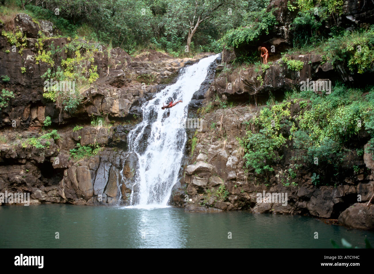 Cliff Divers a Waimea Falls, Waimea Falls Park, North Shore Oahu, Hawaii, STATI UNITI D'AMERICA Foto Stock