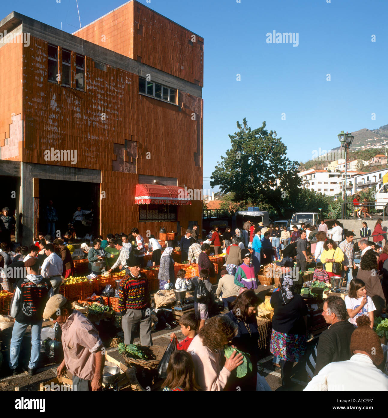 Il mercato locale nella città di Camara de Lobos, Madeira Portogallo Foto Stock