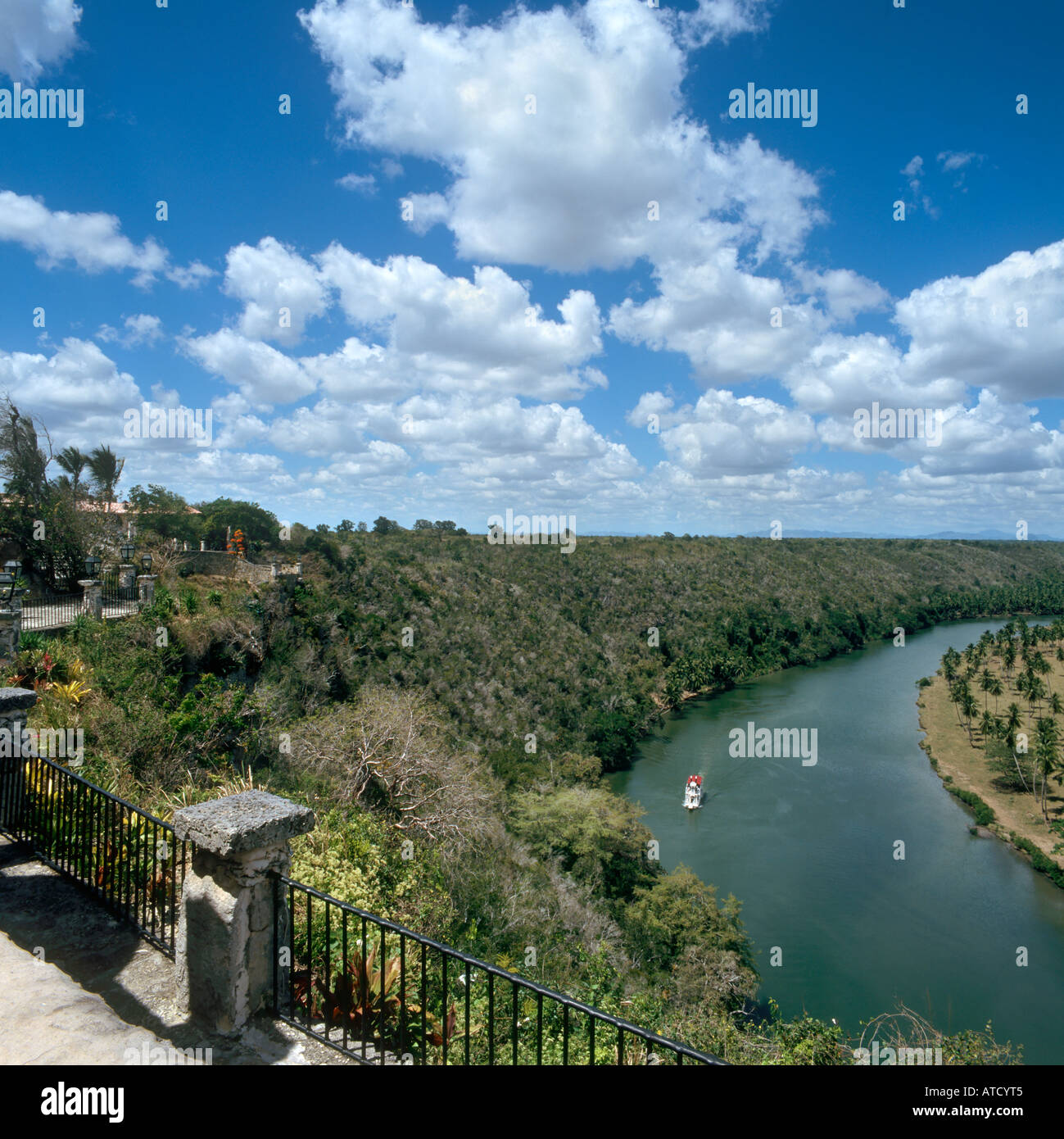 Vista sul fiume Chavon dal Altos de Chavon, Repubblica Dominicana, dei Caraibi Foto Stock