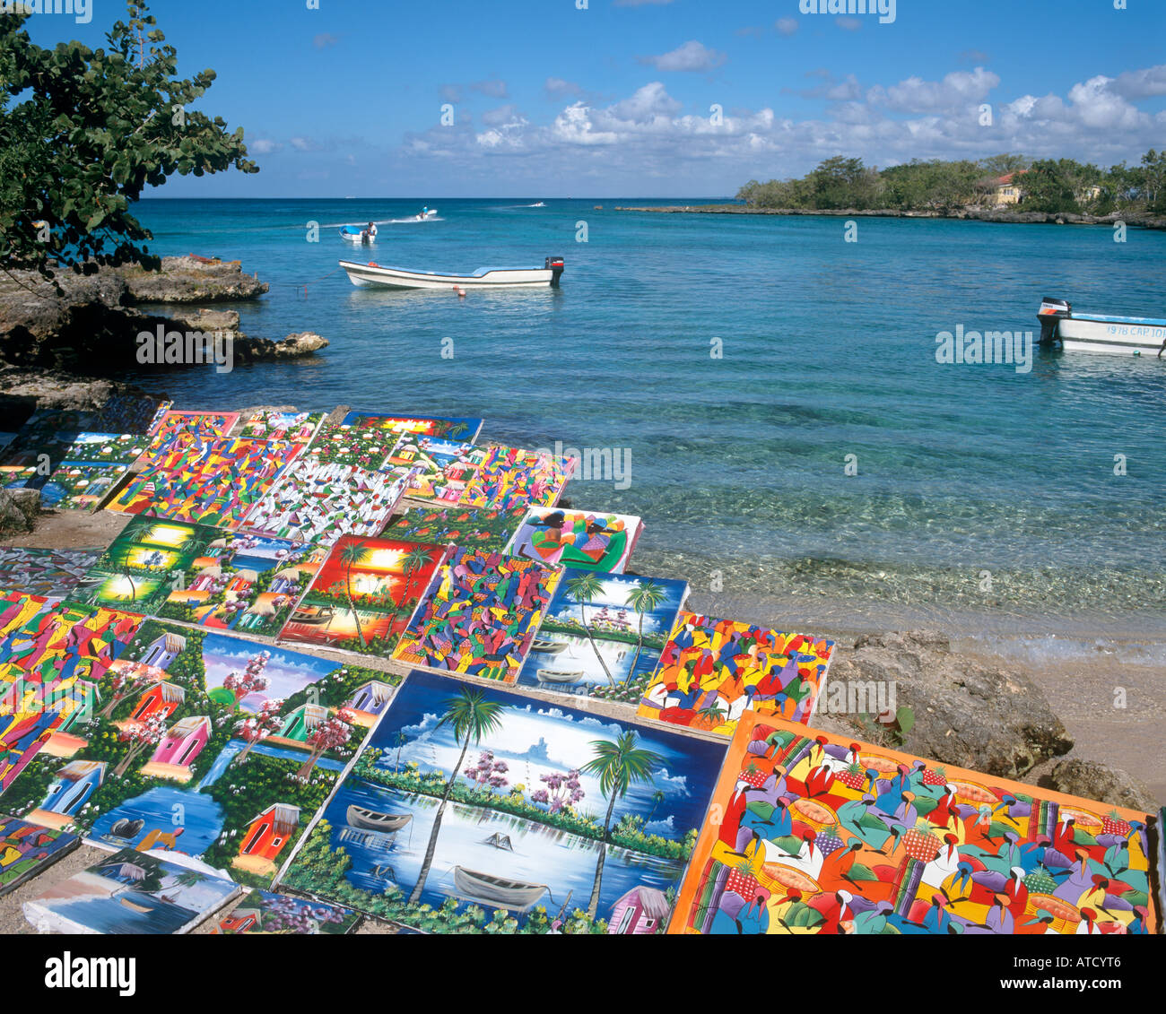 Arte locale sul display sulla spiaggia di Bayahibe, South Coast, Repubblica Dominicana, dei Caraibi Foto Stock