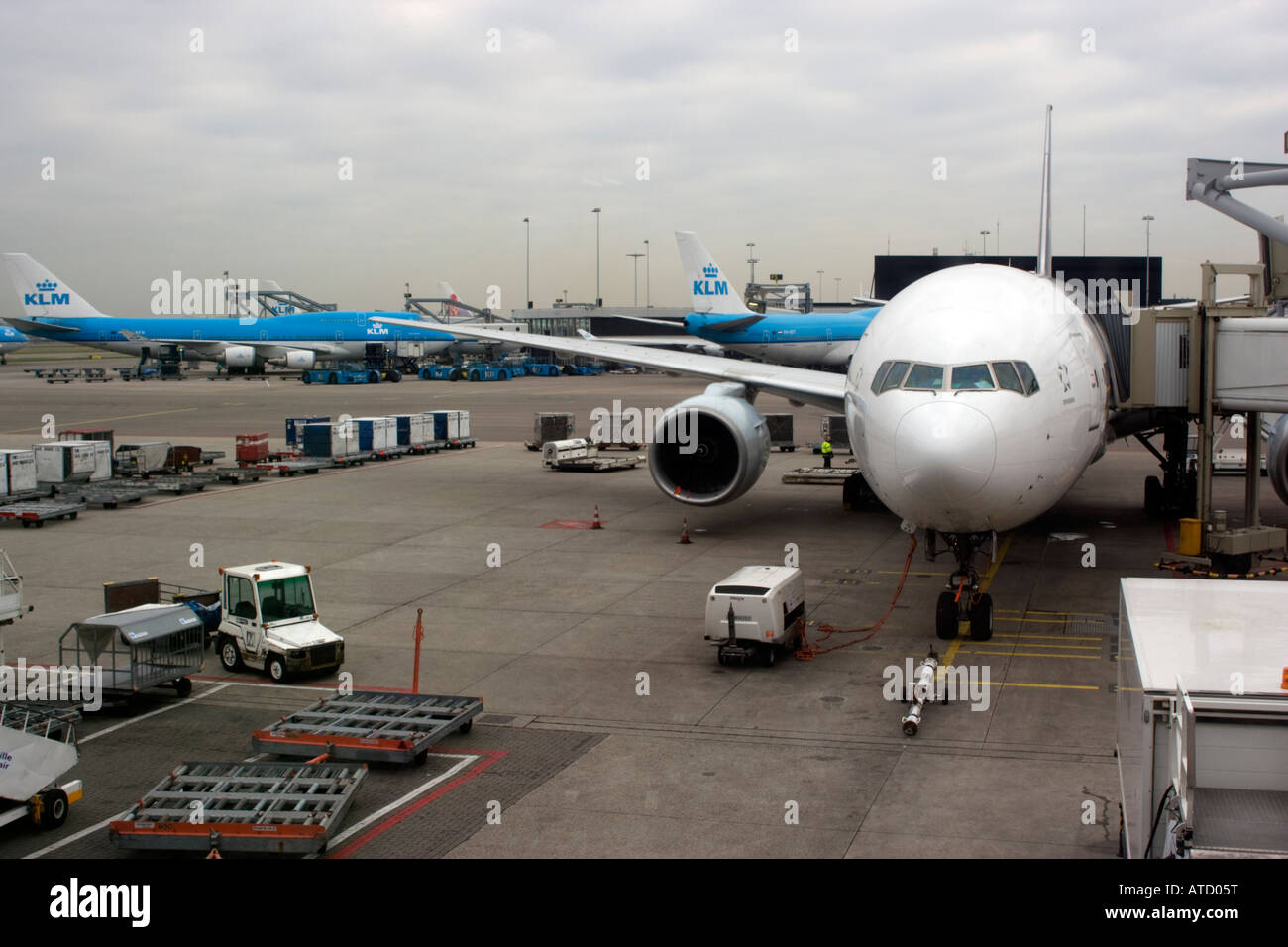 Aeromobile beeing riparati presso la porta all'aeroporto di Schiphol Foto Stock