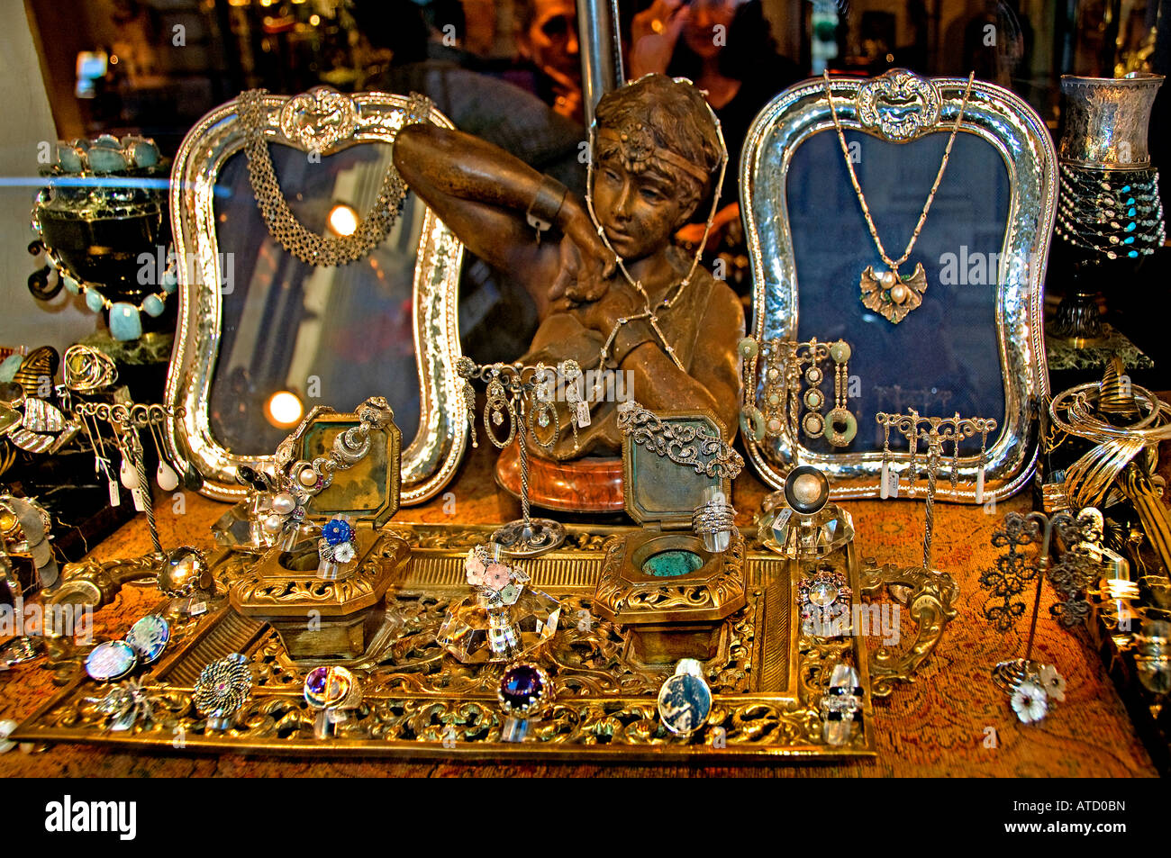 Place de Vosges Marais Parigi Francia antiquariato gioielliere vecchi gioielli gioiello Foto Stock