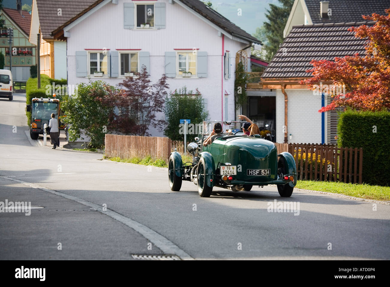 Verde Vintage Bentley roadster con parte superiore verso il basso aziona verso il basso strada residenziale nel paesino di Appenzell, Svizzera Foto Stock