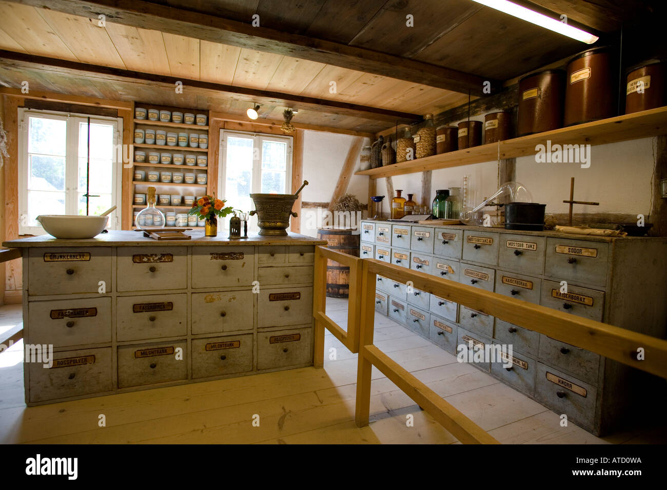 Farmacisti stanza di lavoro si trova nella casa delle api da Gwatt essere svizzera per il museo all'aria aperta al Ballenberg svizzera Foto Stock