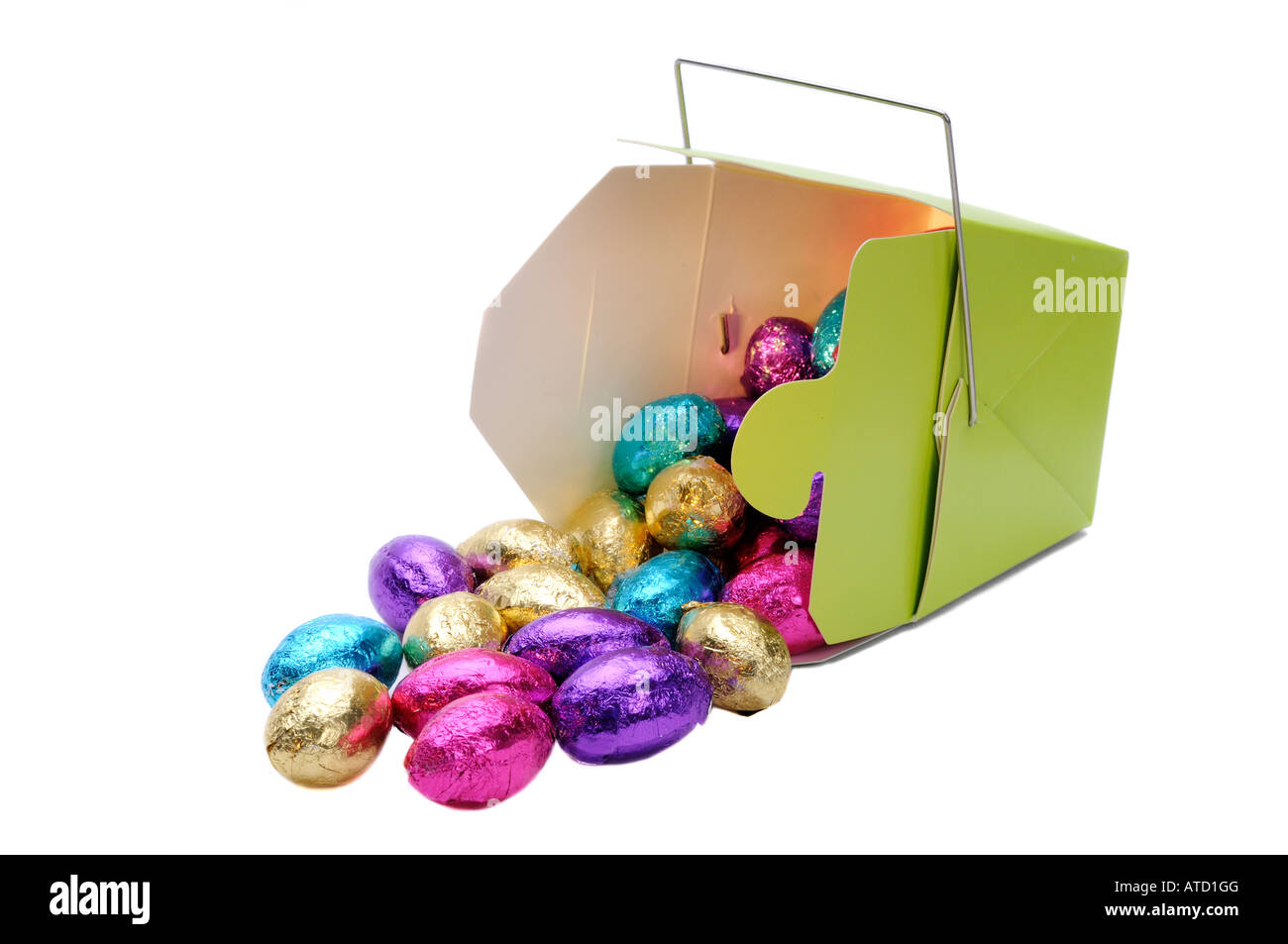 Mini stagnola avvolto colorate Uova di Pasqua in un cibo cinese Estrarre il contenitore Foto Stock