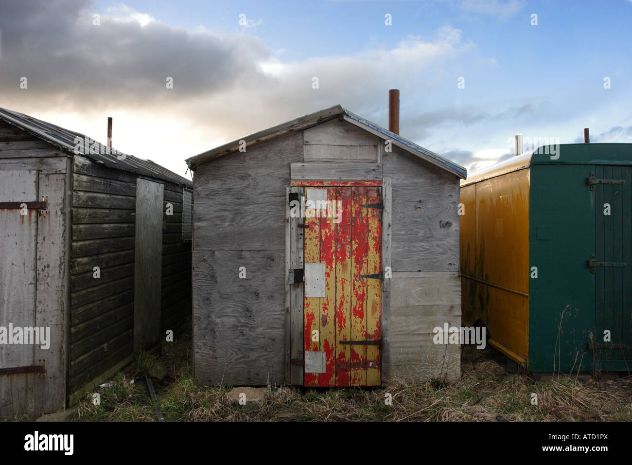 Angling Club hut con peeling e contrastanti porta dipinta Foto Stock