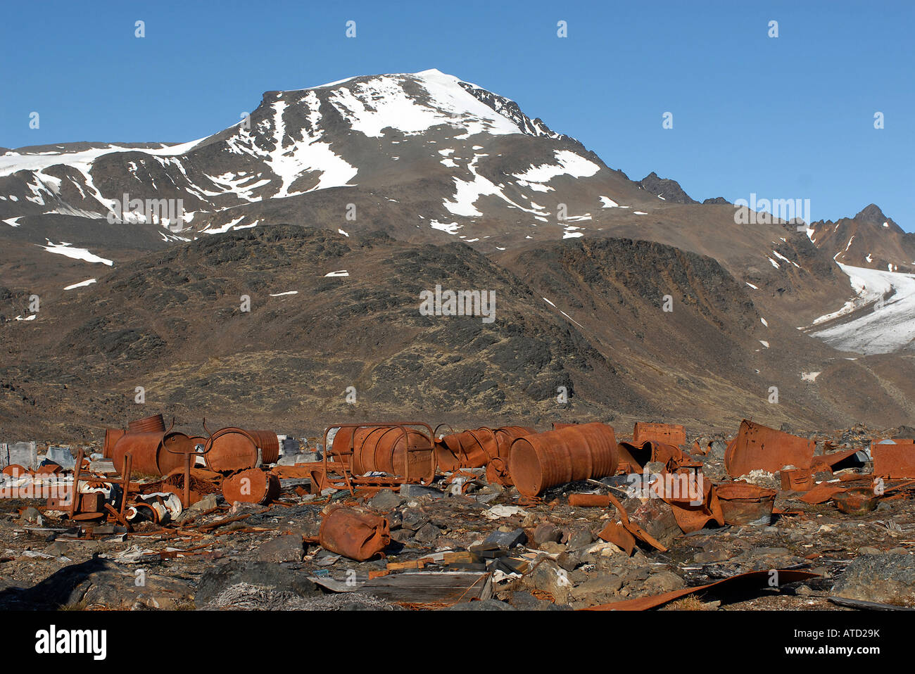 Tamburo di barili dalla Seconda Guerra Mondiale sparse in Krossfjord, Norvegia Foto Stock