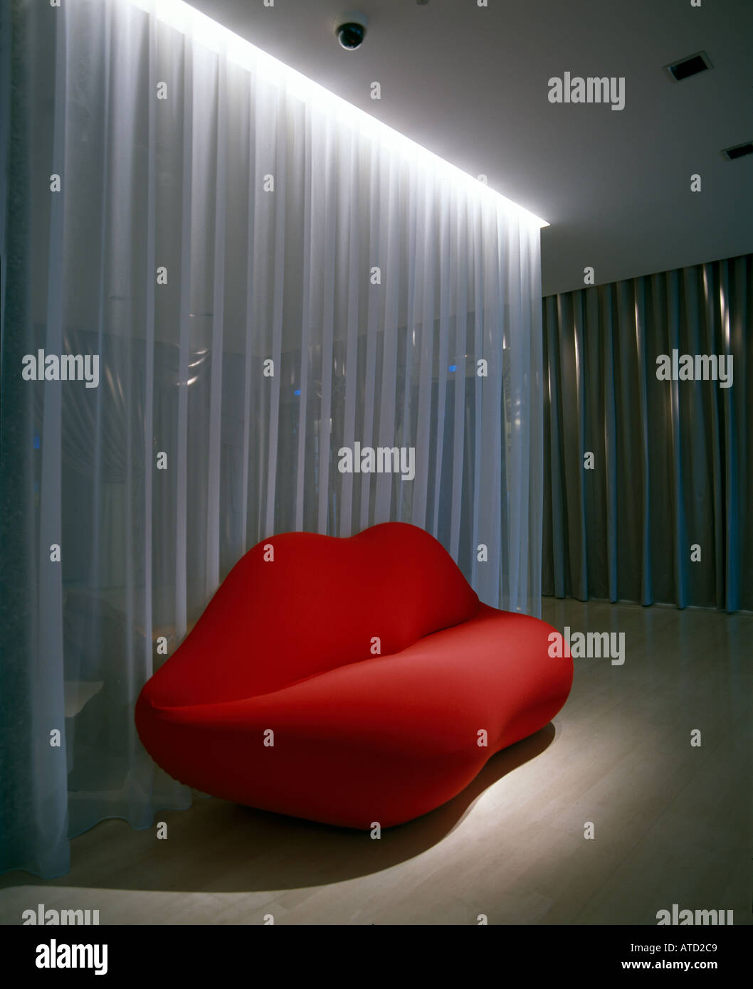 Il Sanderson, Londra. Labbra divano nella zona della reception. Architetto: Philippe Starck Foto Stock