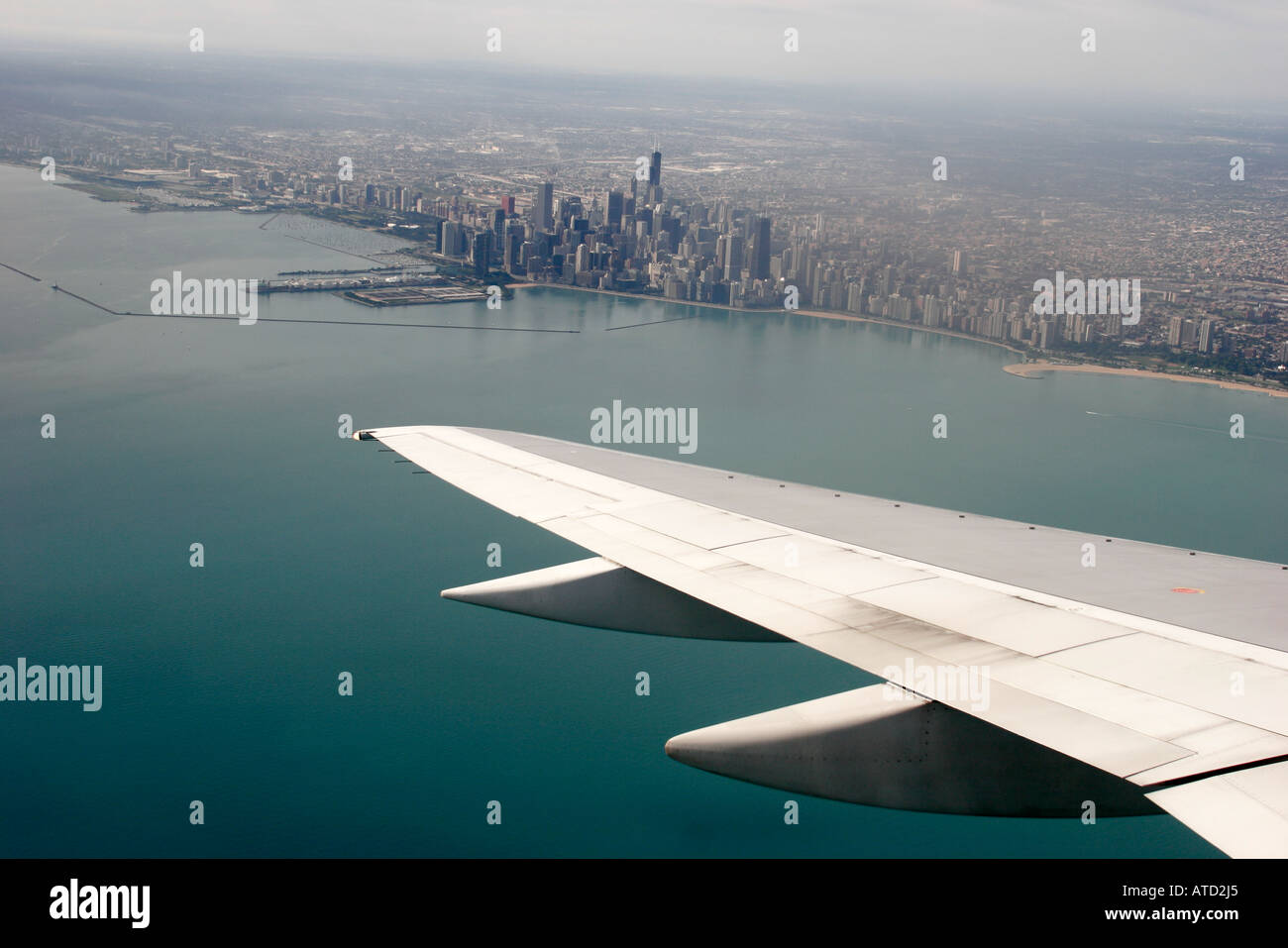 Illinois,il,Upper Midwest,Prairie state,Land of Lincoln,Cook County,Chicago,Lake Michigan,American Airlines,volo da Miami,ala,volo aereo aereo Foto Stock