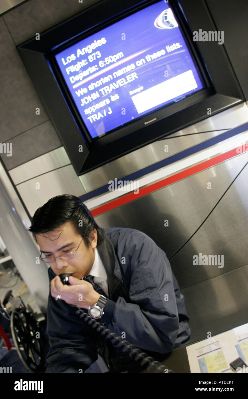 Illinois,il,Prairie state,Land of Lincoln,Cook County,Chicago,o'Hare Airport,gate di partenza,American Airlines,Asian man,agente maschile,microfono,IL061015 Foto Stock