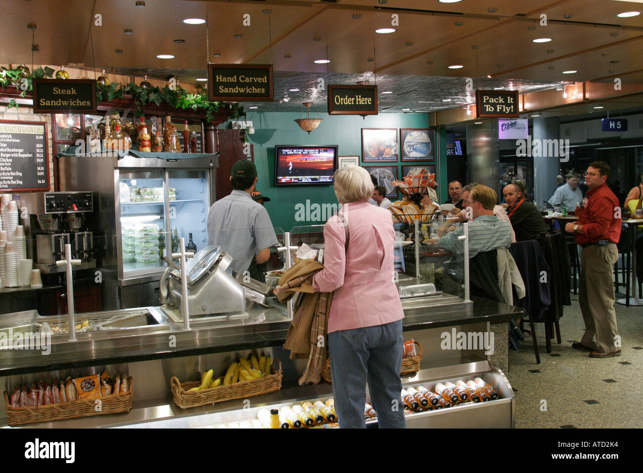 Illinois,il,Upper Midwest,Prairie state,Land of Lincoln,Cook County,Chicago,o'Hare Airport,passeggeri tra i voli,deli,cibo,viaggi visitatori Foto Stock