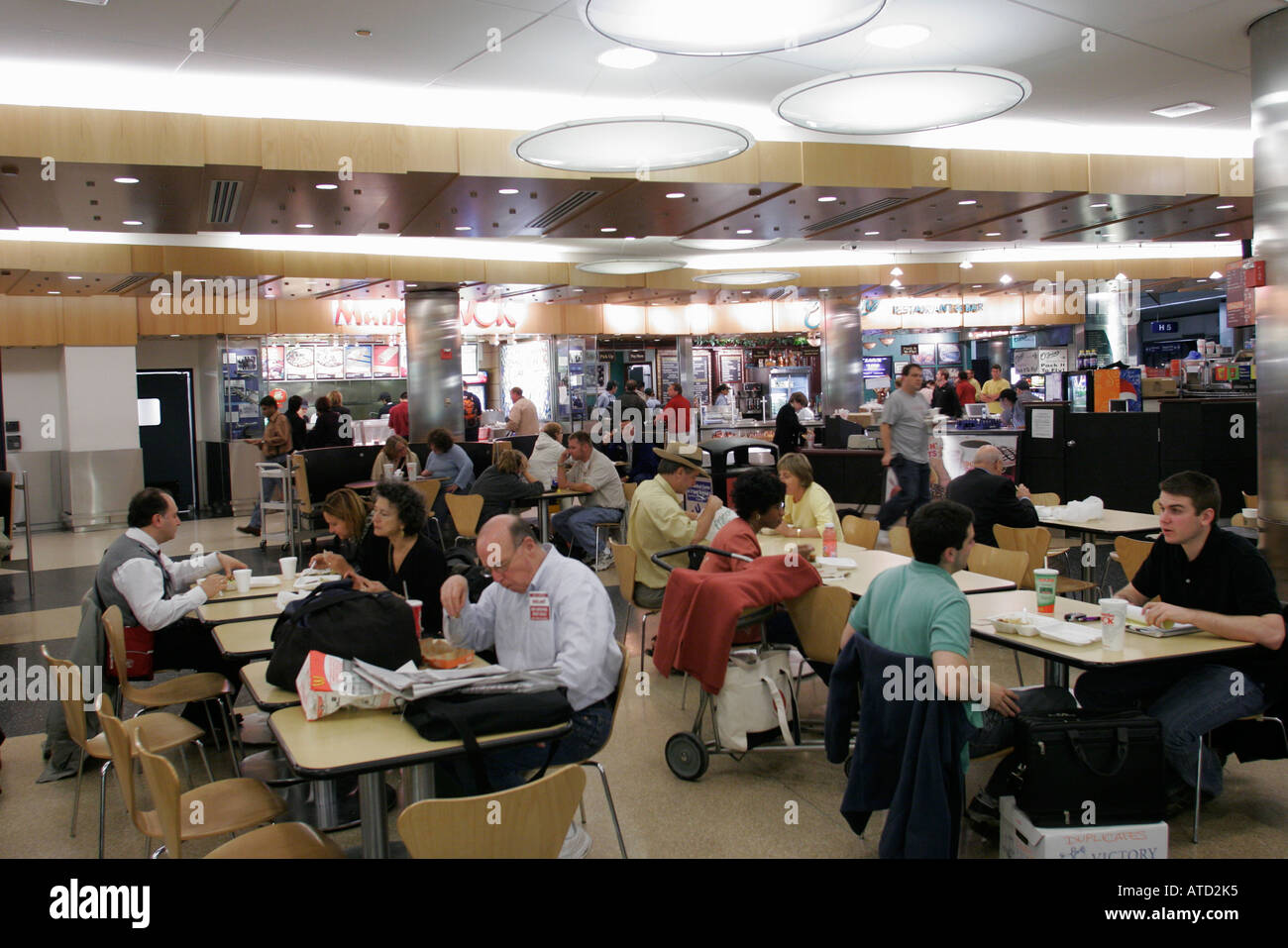Illinois, il, Upper Midwest, Prairie state, Land of Lincoln, Cook County, Chicago, o'Hare Airport, fast food Court plaza tavoli da tavola informale, passeggeri Foto Stock