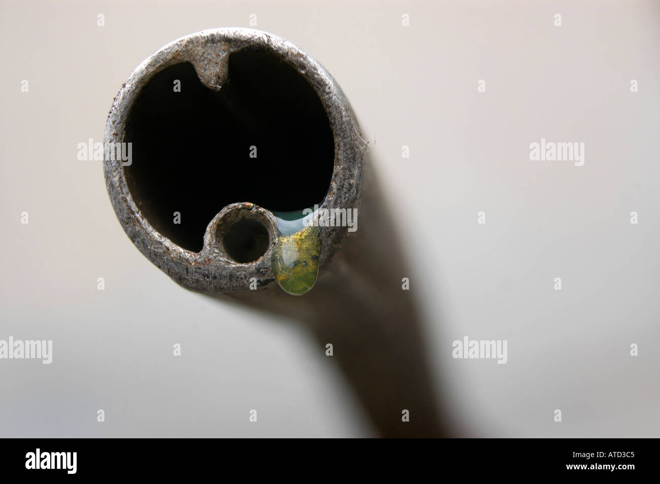 Una pompa di carburante ugello con un gocciolamento di carburante benzina in uscita della punta Foto Stock