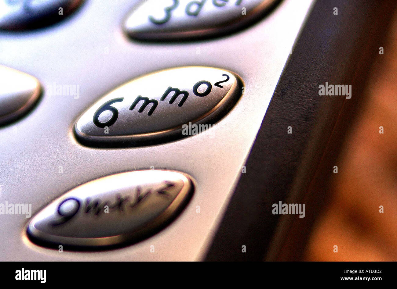 Un fotomontaggio con O2 logo aggiunto al tasto di un telefono cellulare Foto Stock
