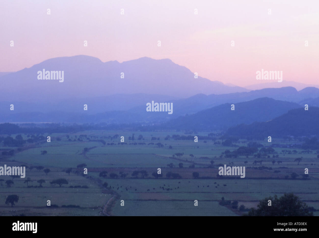 Moelwyn Mawr e Moelwyn Bach vista attraverso Morfa Harlech Harlech Misty sunrise Snowdonia North Wales UK Foto Stock