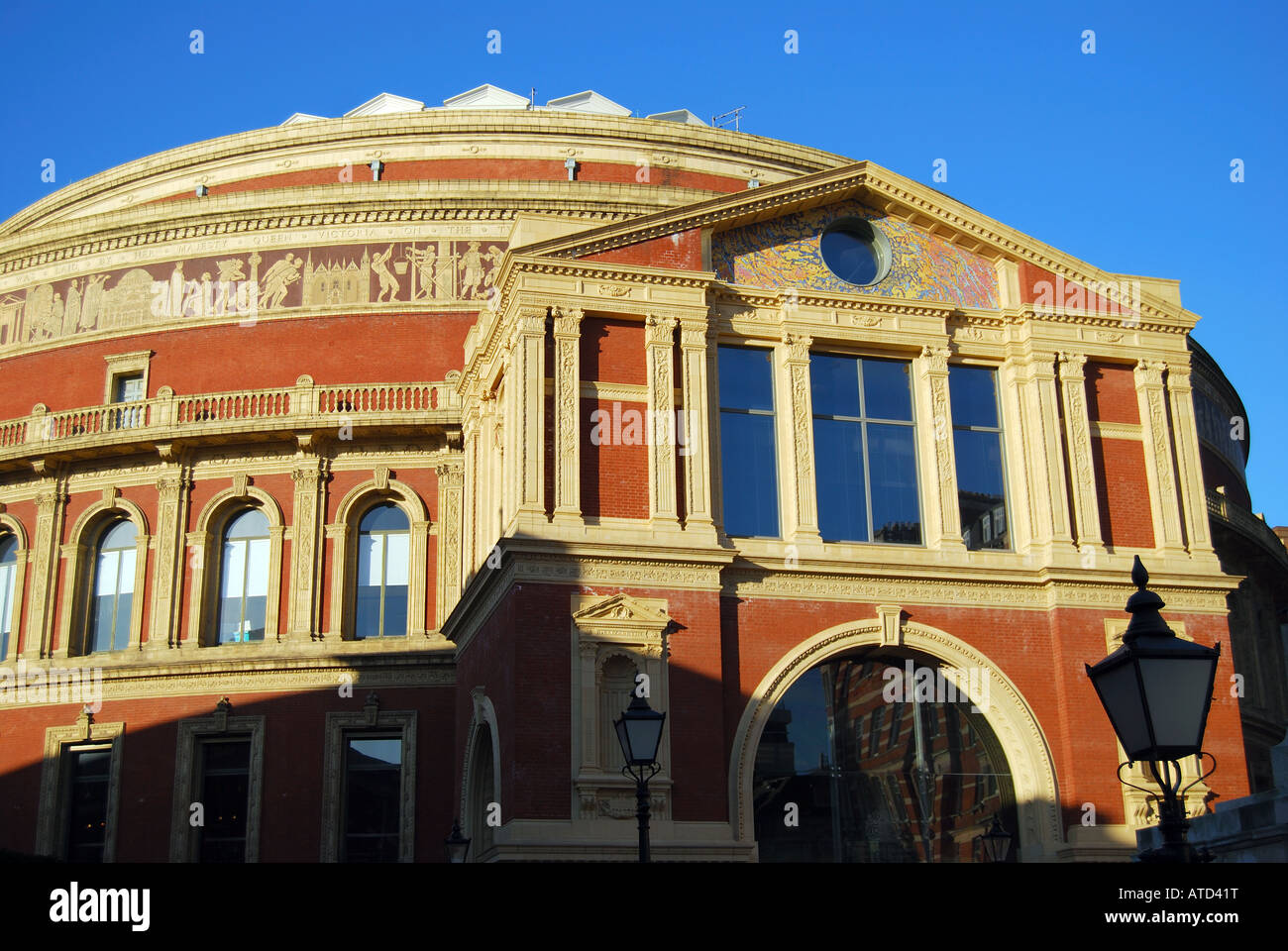 Vista esterna al tramonto, Royal Albert Hall, Kensington, London, England, Regno Unito Foto Stock