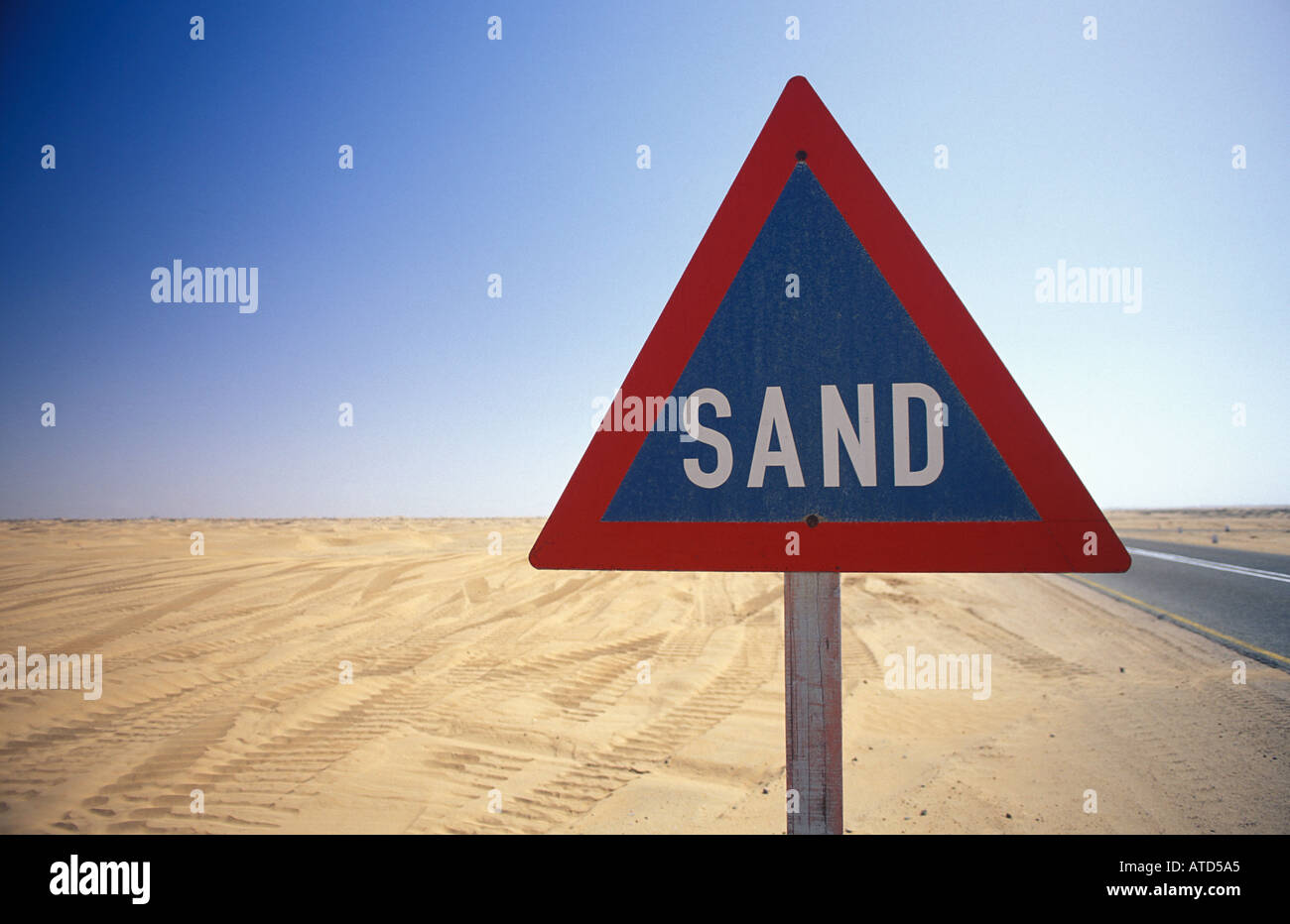 La sabbia di per sé esplicativo cartello stradale accanto la strada del deserto in viaggio navigazione da Swakopmund Namibia Foto Stock