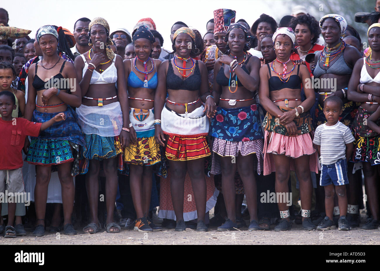 Herero donne che indossano vestiti tradizionali in processione per la Ma Herero parata del giorno Agosto Okahandja Namibia Foto Stock
