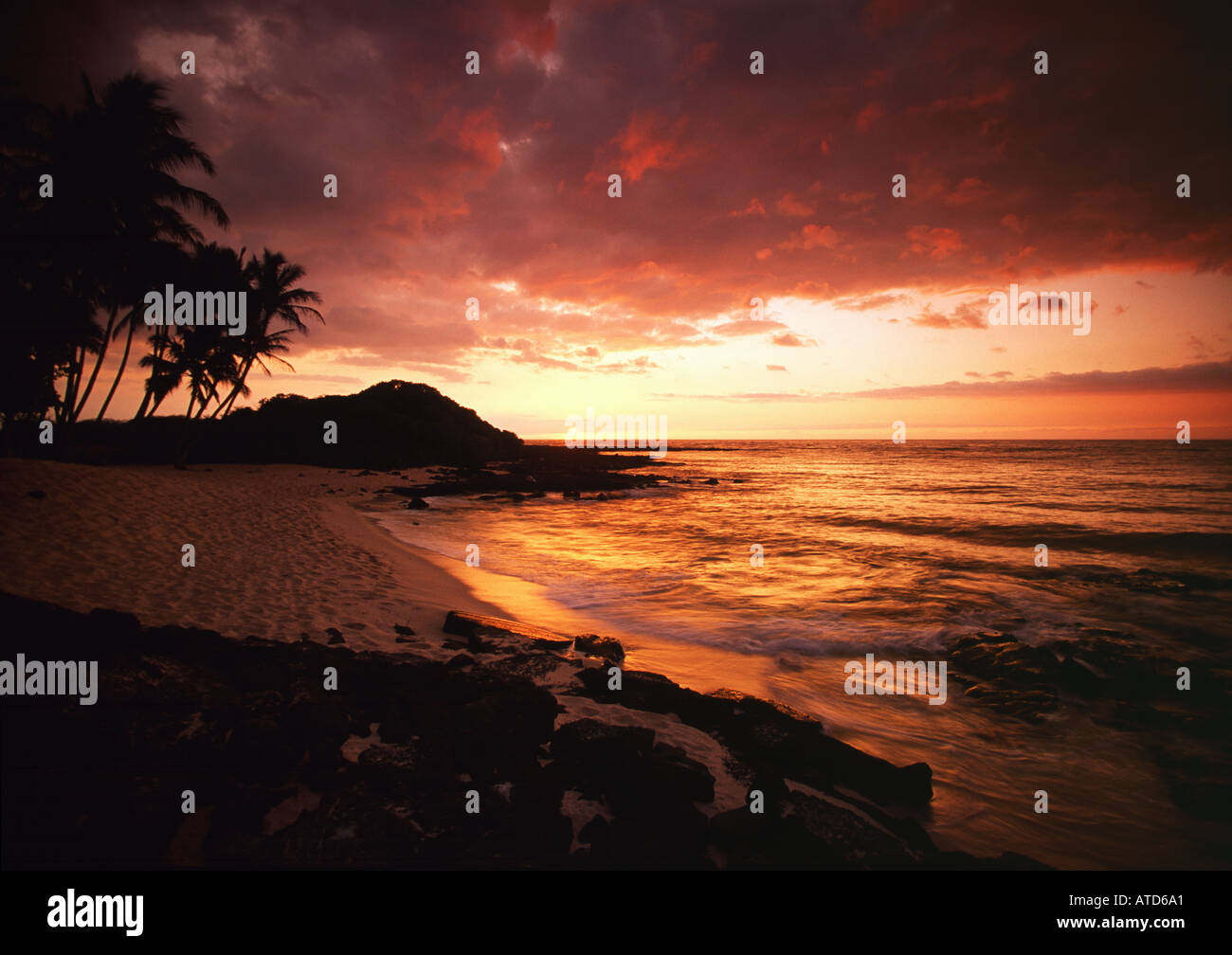 Un drammatico Cielo di tramonto sulla spiaggia Mahaiula Kona Coast sulla Big Island delle Hawaii Foto Stock