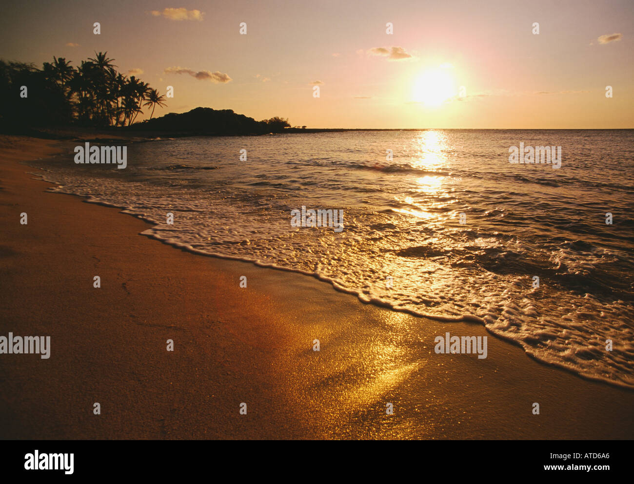 Tramonto sull'orizzonte Mahaiula spiaggia costa di Kona sulla Big Island delle Hawaii Foto Stock