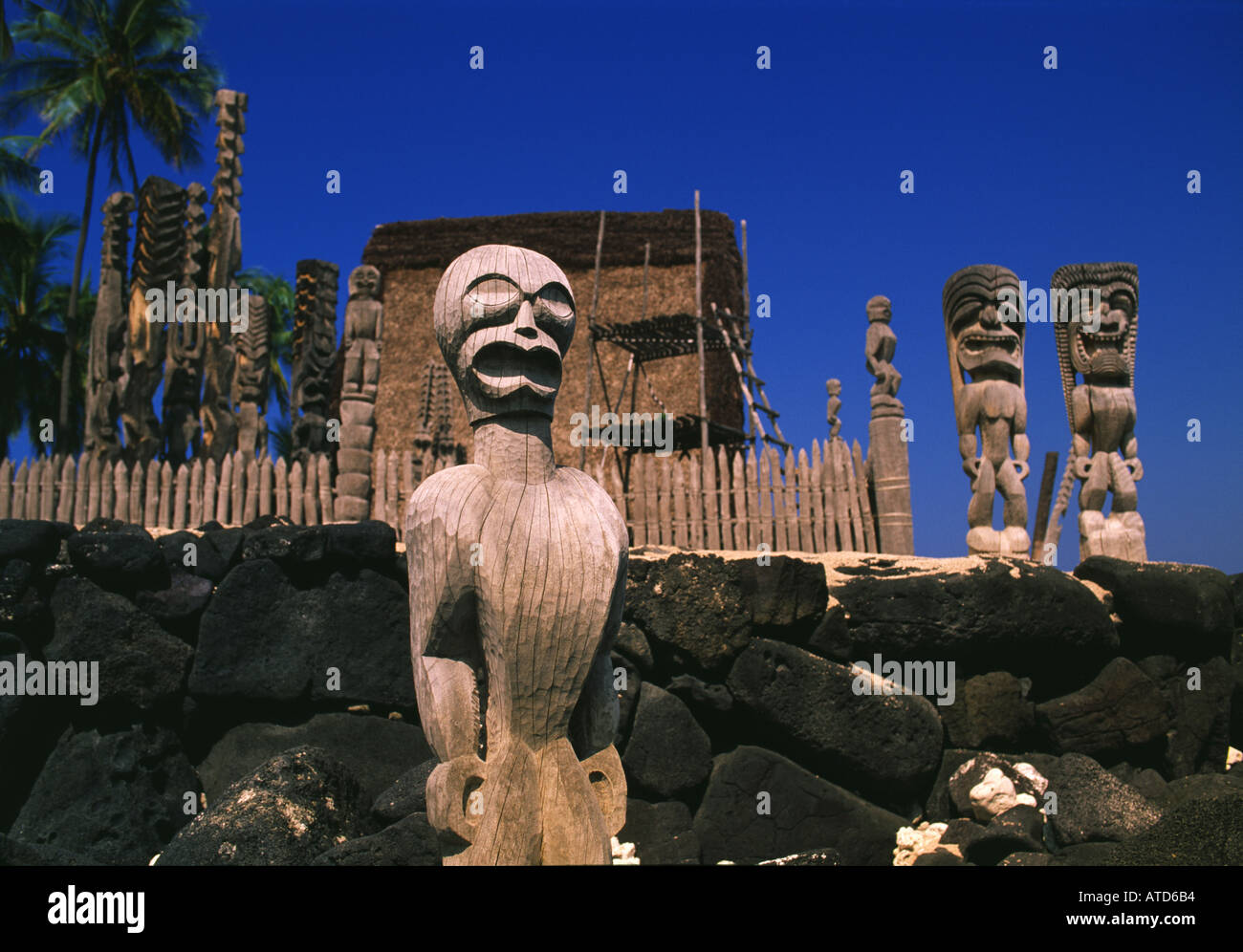Statue di antiche divinità decorare i motivi di Puuhona O Honaunau National Historic Park sulla Big Island delle Hawaii Foto Stock