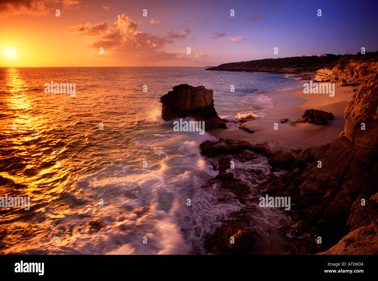 Un tramonto sulla spiaggia di Cupecoy St Maarten Foto Stock