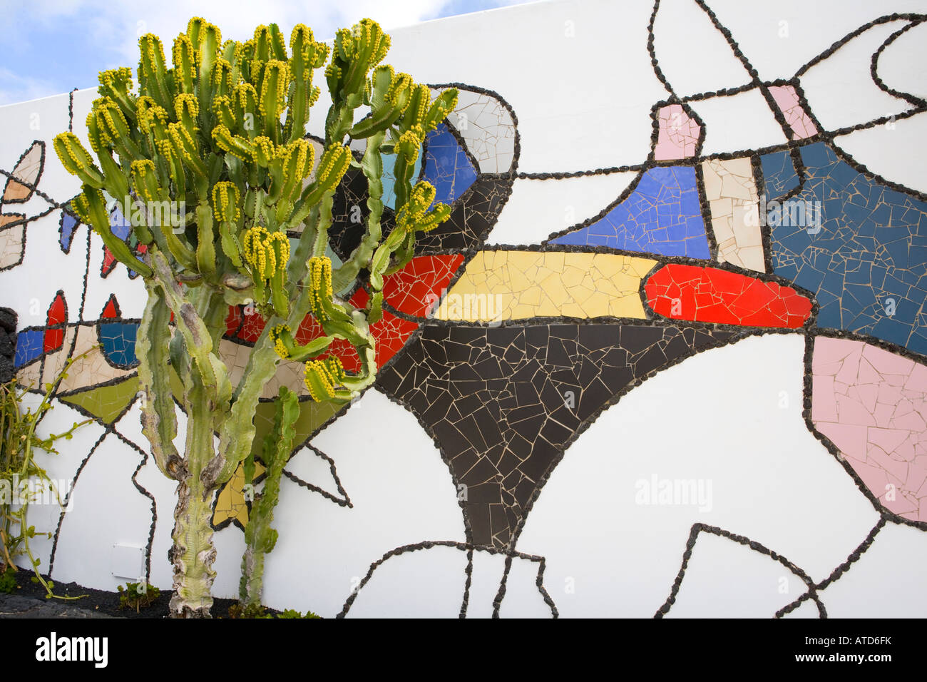 Murale e cactus a Cesar Manrique's Museum vicino a Arrecife, Lanzarote, Spagna, UE Foto Stock