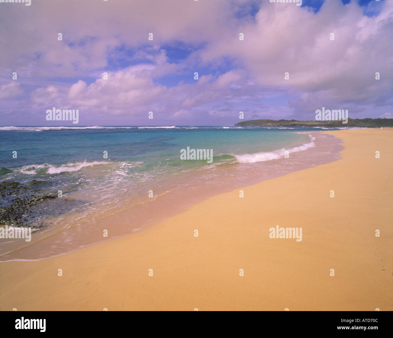 Le onde rompono sulla spiaggia Mahaulepu Kauai Hawaii Foto Stock
