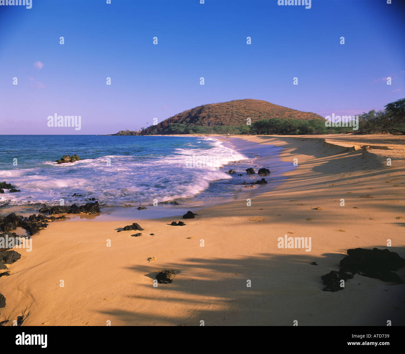 Lavare le onde sulla spiaggia Makina Maui Hawaii Foto Stock