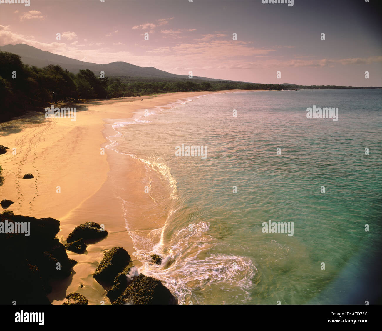 I lavaggi di surf sulla spiaggia di Makina Maui Hawaii Foto Stock