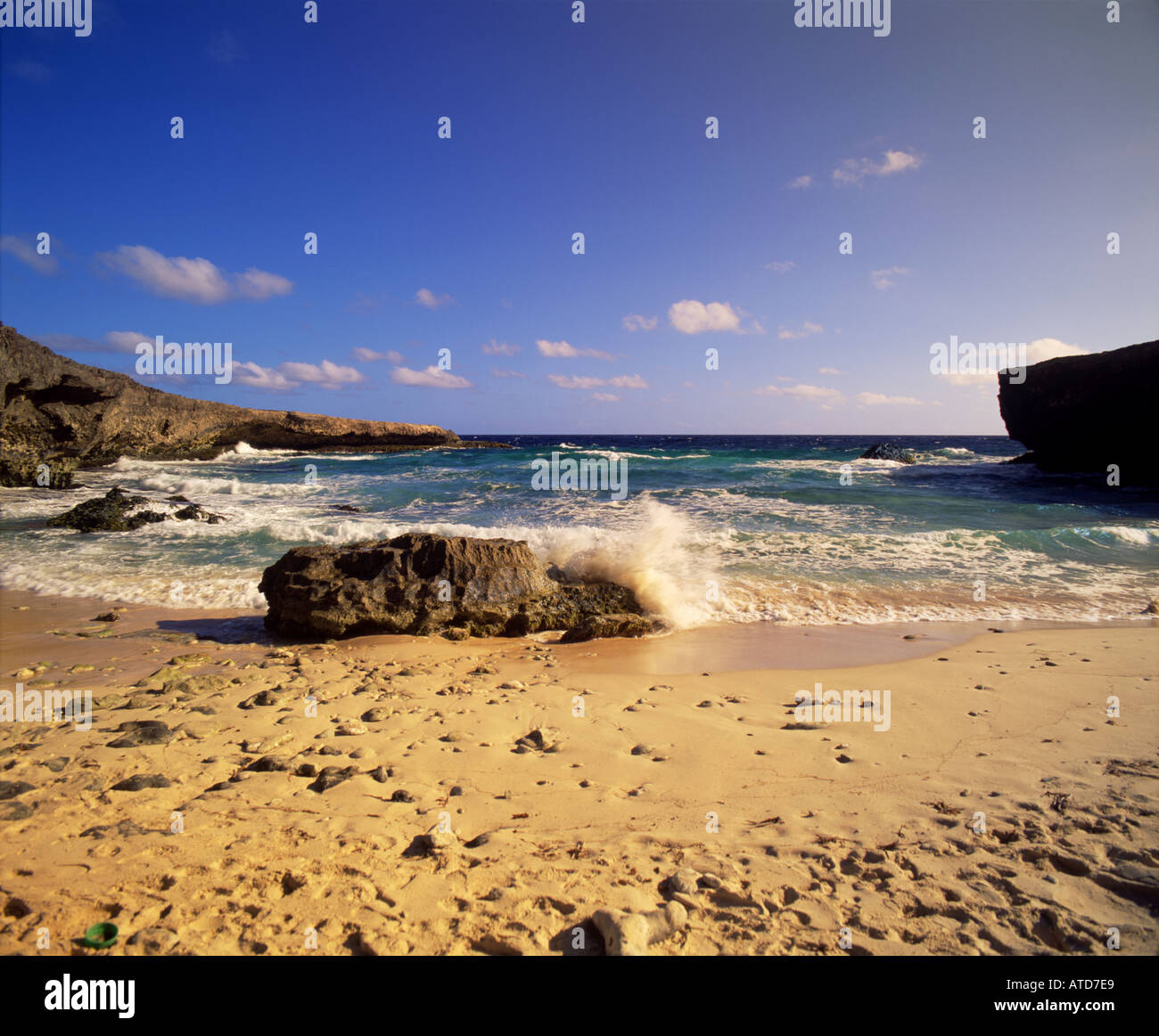 Lavaggio onde sulle sponde rocciose del Boca Prins Beach Aruba Foto Stock