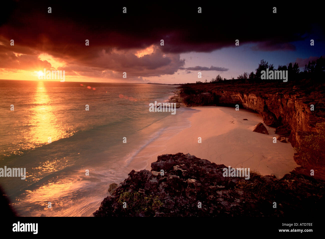 Twin Cove Beach al tramonto in Eleuthera Bahamas Foto Stock